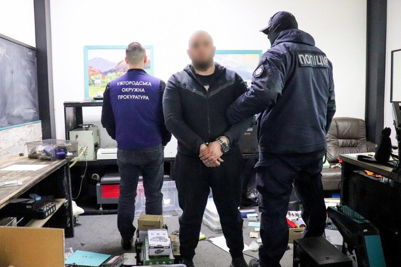«Бізнес» із виготовлення підробних документів: ужгородця викрили на масштабній фальсифікації (ФОТО, ВІДЕО)