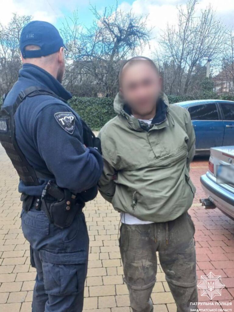 Вдерся до чужої автівки: в Ужгороді завдяки небайдужим містянам, поліція затримала крадія