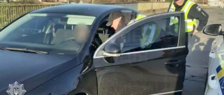 Вийшов із ладу: автомобіль мукачівки зупинився посеред мосту та створив затори (ВІДЕО)
