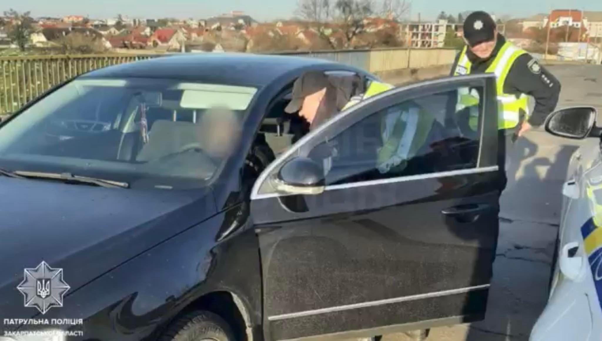 Вийшов із ладу: автомобіль мукачівки зупинився посеред мосту та створив затори (ВІДЕО)