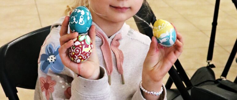 В Ужгороді на майстер-класі навчали створювати воскові писанки (ФОТО)