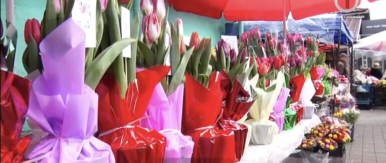 Вартість тюльпанів та попит: як в Мукачеві святкуватимуть 8 березня цьогоріч (ВІДЕО)