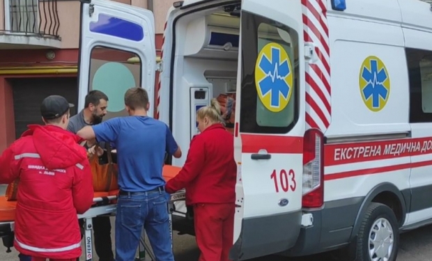 У Чопі медики швидкої допомоги реанімували чоловіка, у якого раптово зупинилося серце