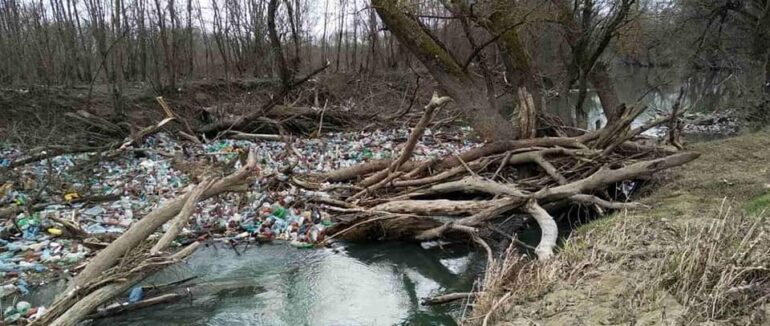 Сміттєвий затор довжиною 45 метрів утворився на річці Боржаві