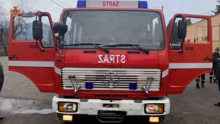 Перечинські рятувальники отримали новий пожежний автомобіль від польських колег