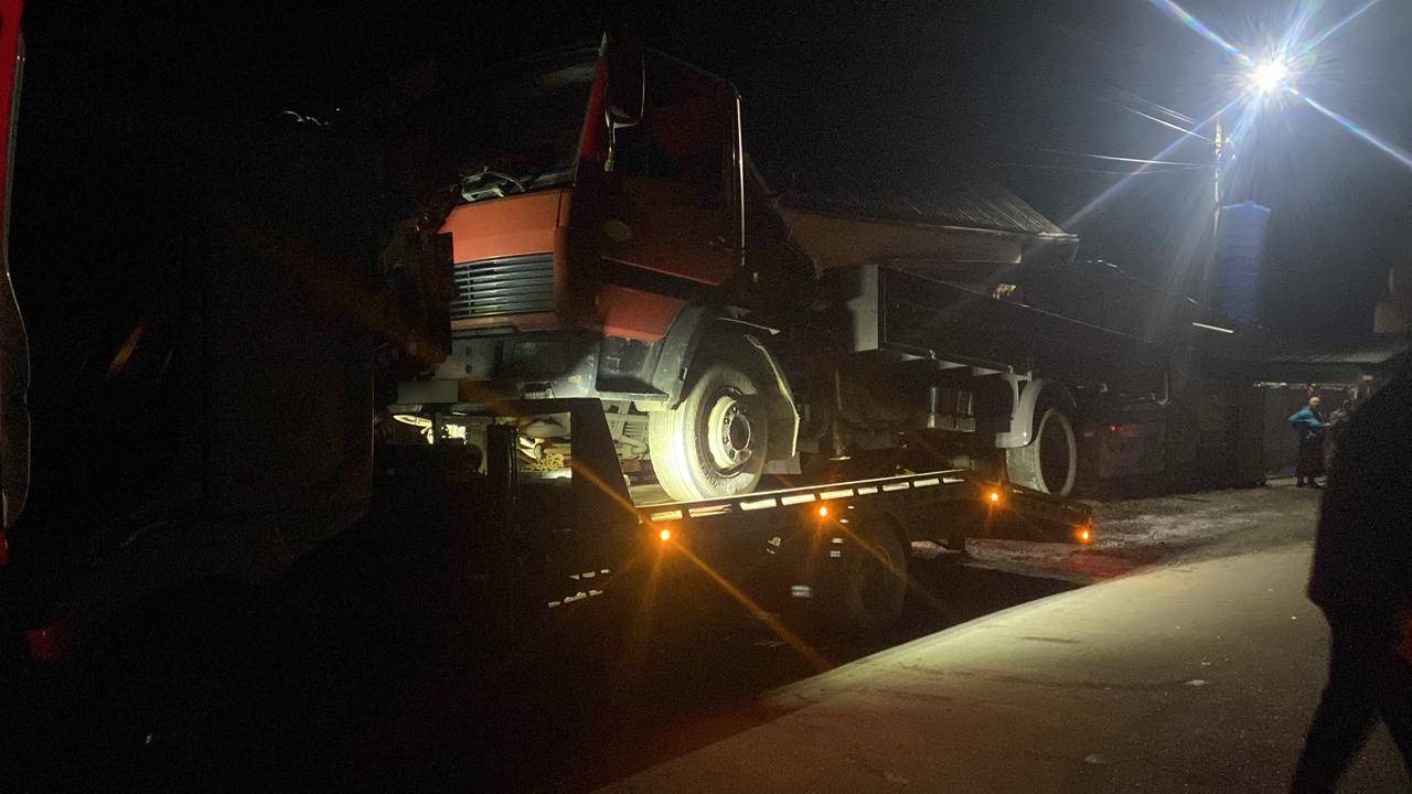 У Тячівському районі водій вантажівки напав на поліцейського з газовим балончиком й залучив своїх родичів