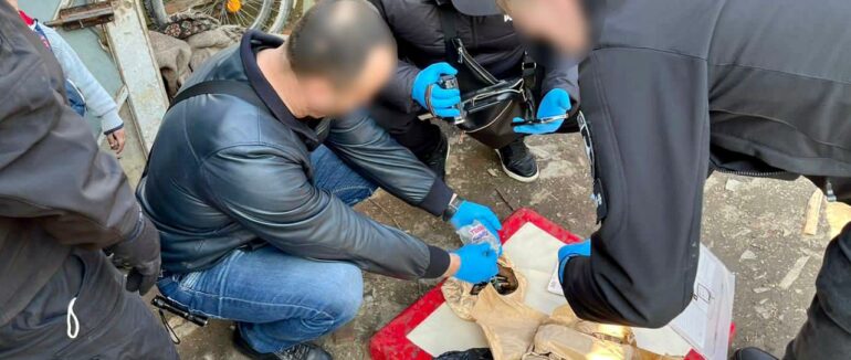 На Закарпатті під час обшуку у місцевого наркоторговця знайшли зброю, наркотики та дві гранати
