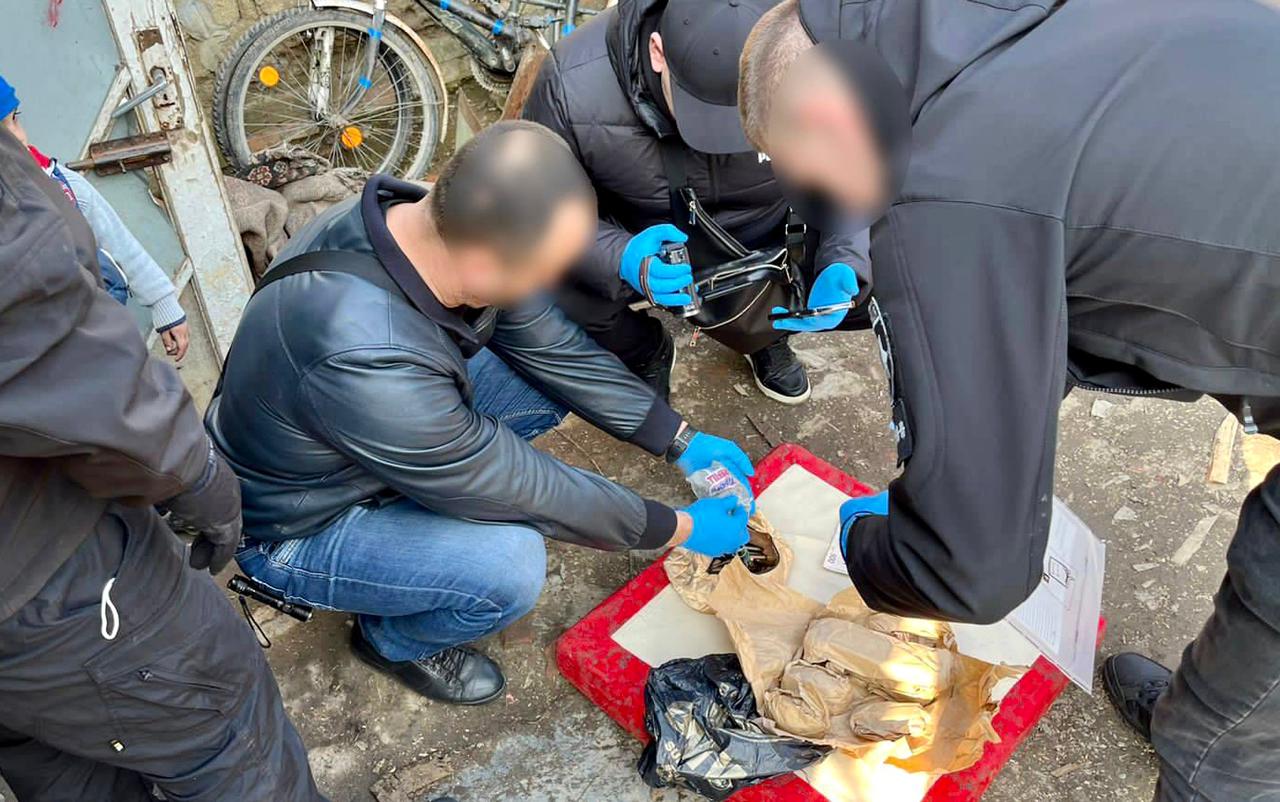 На Закарпатті під час обшуку у місцевого наркоторговця знайшли зброю, наркотики та дві гранати