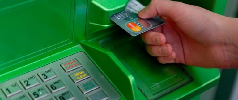 Клієнтів ПриватБанку попереджають про можливі проблеми з картками