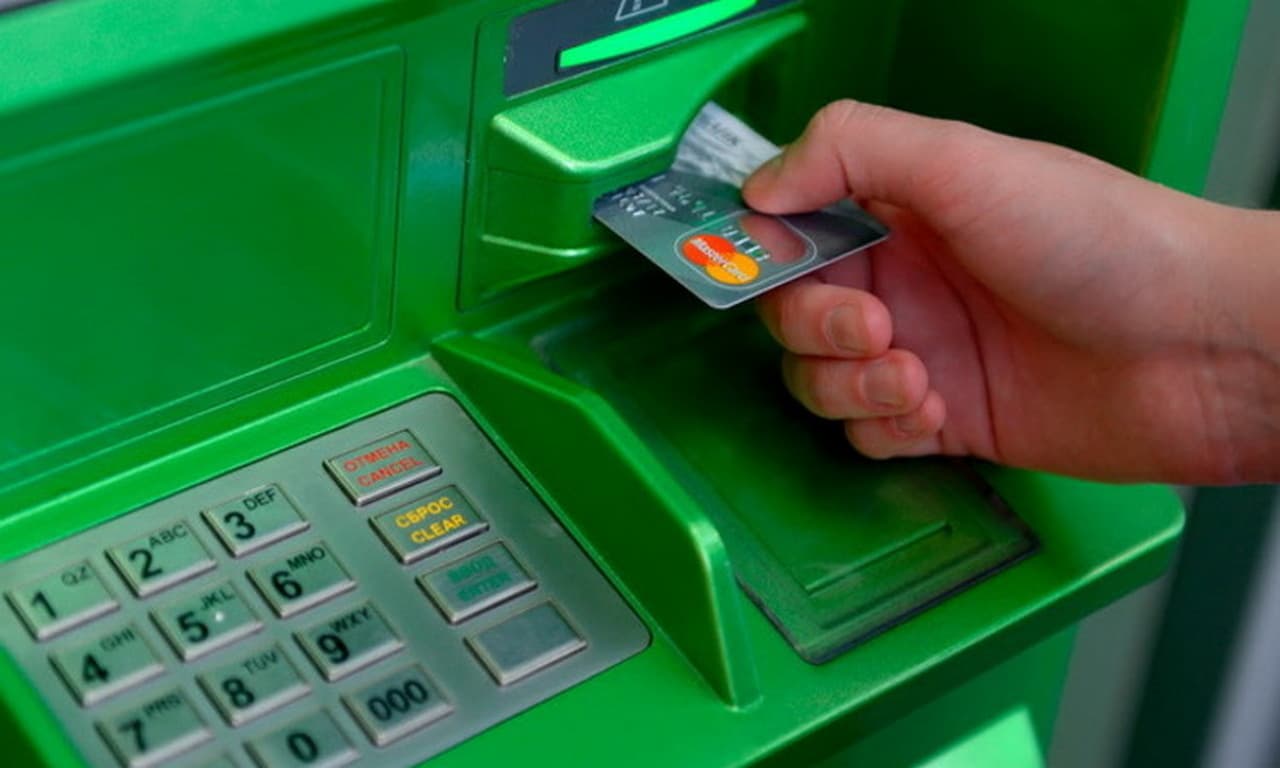 Клієнтів ПриватБанку попереджають про можливі проблеми з картками