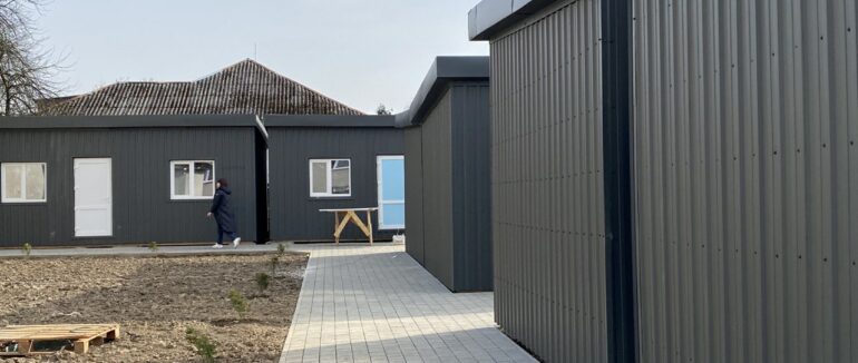 До Великодня – у тимчасові будиночки: у Сваляві майже готове житло для ВПО