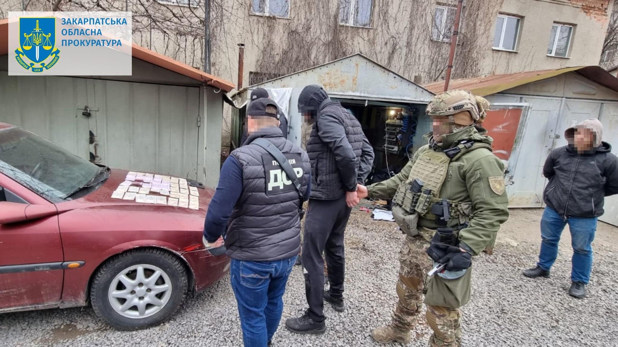 Погрози фізичною розправою: двоє мукачівців вимагали неіснуючий борг від чоловіка