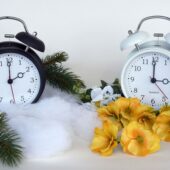 Уже за тиждень українці переведуть стрілки годинника на літній час