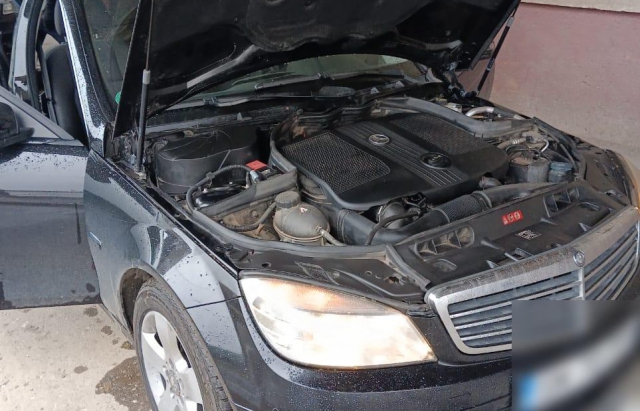 Закарпатські прикордонники в автівці румуна виявили сховані 130 пачок цигарок