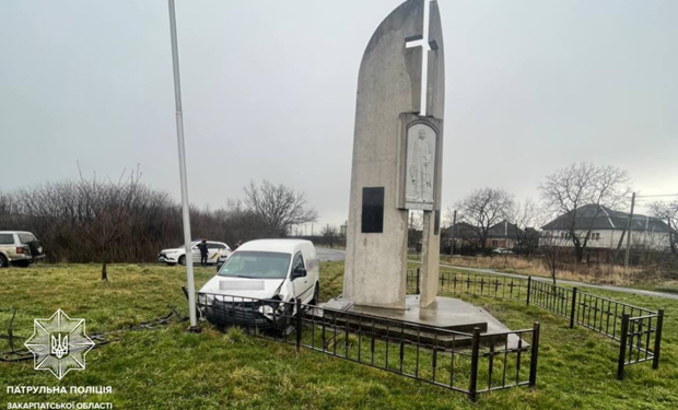 Поблизу Ужгорода водій в’їхав в огорожу пам’ятного хреста Едмунда Еґана
