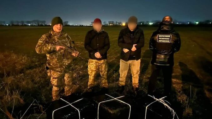 На Закарпатті біля кордону зупиняли чоловіків із контрабандними цигарками