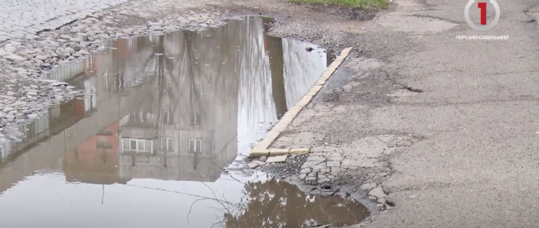 Горе-тротуари: мукачівці скаржаться на невідремонтовану вулицю І.Зріні (ВІДЕО)