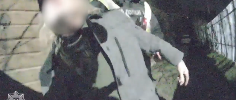 Упав і не міг підвестися: в Ужгороді чоловіку стало зле