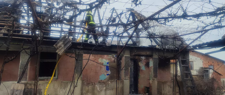 У Беневському районі вогонь знищив будинок: власницю госпіталізували