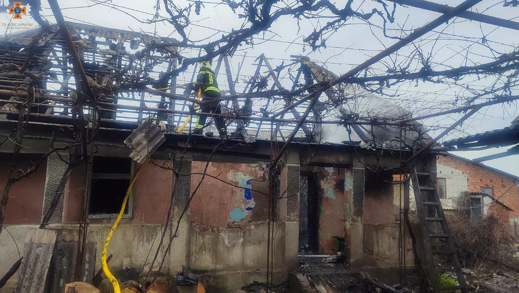 У Беневському районі вогонь знищив будинок: власницю госпіталізували