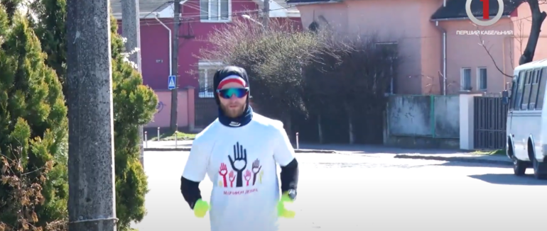 Збір на «очі» для військових: хустянин Андрій Козир долає дистанцію з Рахова до Ужгорода (ВІДЕО)