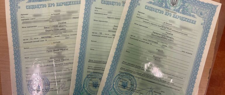 Чуже свідоцтво: на кордоні закарпатські прикордонники затримали молодика, який вдавав із себе багатодітного батька