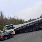 Фура “на боку”: між Закарпаттям та Львівщиною перекинулась вантажівка (ФОТО)