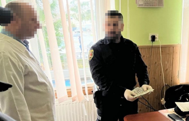 Затримали на одержанні 500 доларів: на Тячівщині судитимуть завідувача амбулаторії
