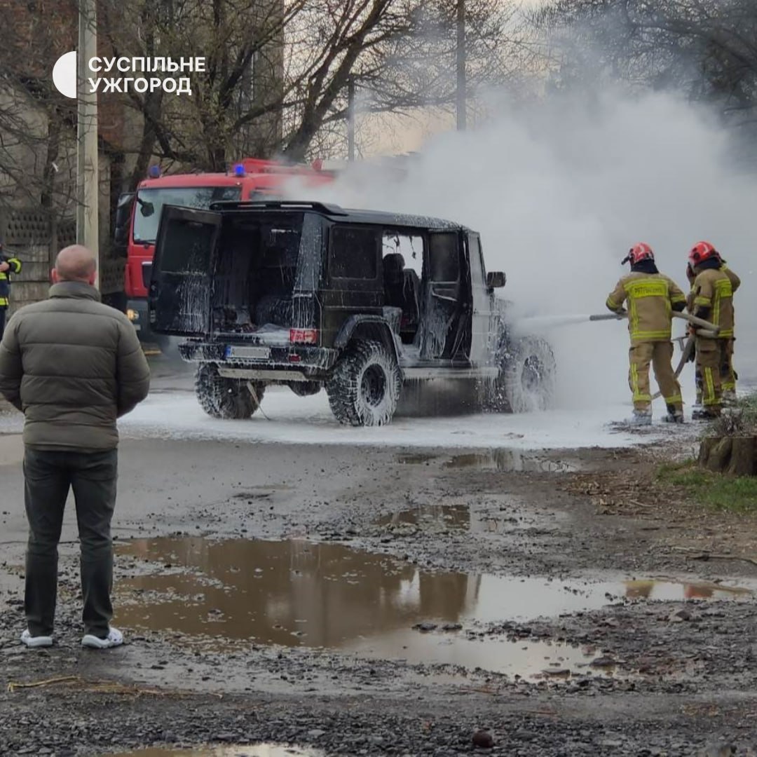 В Ужгороді загорівся позашляховик (ВІДЕО)