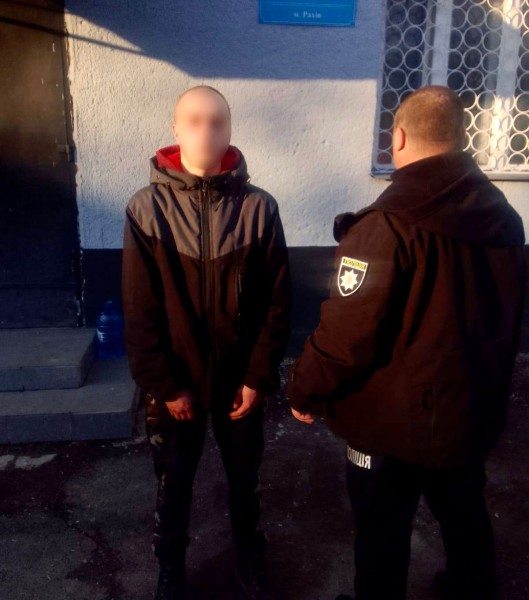 У Рахові затримали 18-річного молодика, котрий поламав 8 дерев на алеї сакур