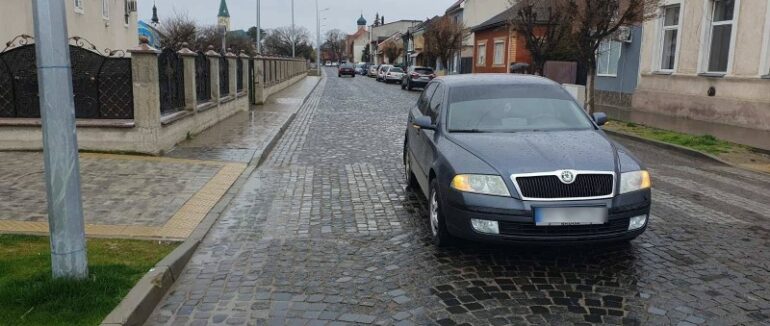 У Виноградові поблизу школи автомобіль збив дівчинку на пішохідному переході