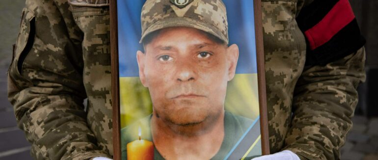 В Ужгороді сьогодні попрощалися із 46-річним захисником Андрієм Салком