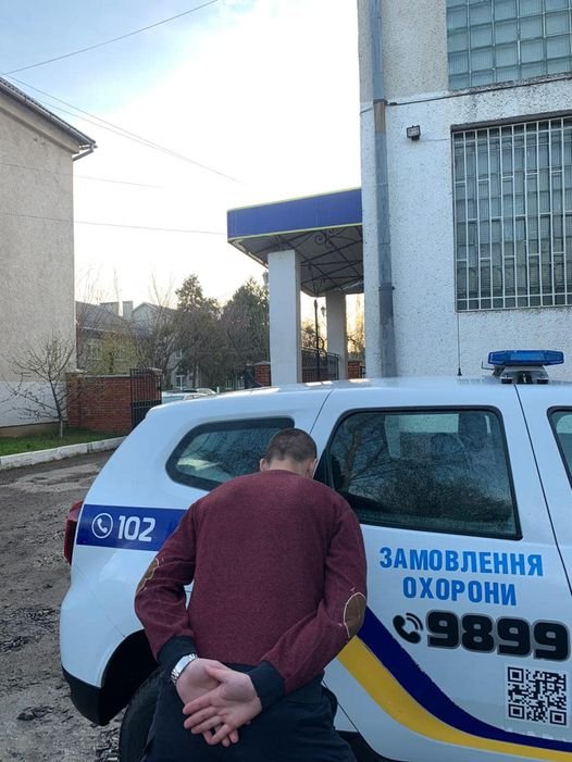 У Мукачеві вночі на АЗС затримали неадекватного чоловіка