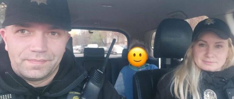 Забула де живе: в Ужгороді патрульні допомогли літній бабусі