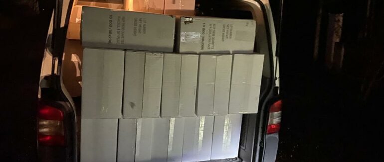 Весь мікроавтобус забитий цигарками: на Закарпатті зупинили контрабандиста