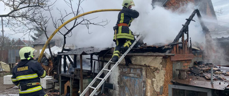 Вмить спалахнула надвірна споруда: у Мукачеві від сильних опіків загинув чоловік