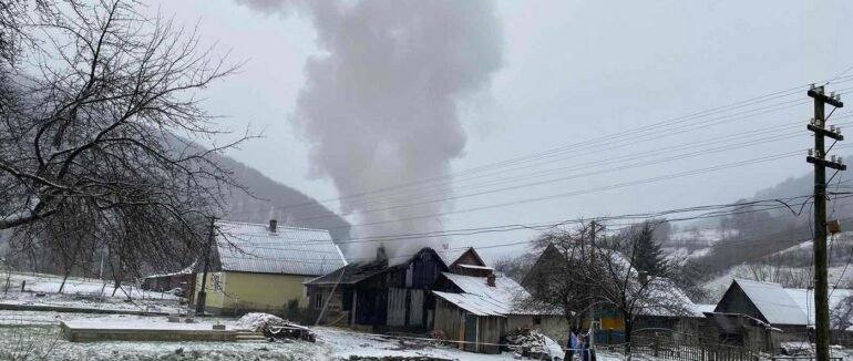 Власник був усередині: на Рахівщині вогонь знищив будинок