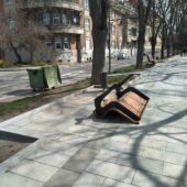 В Ужгороді шквальний вітер зніс на набережній лавицю (ФОТО)