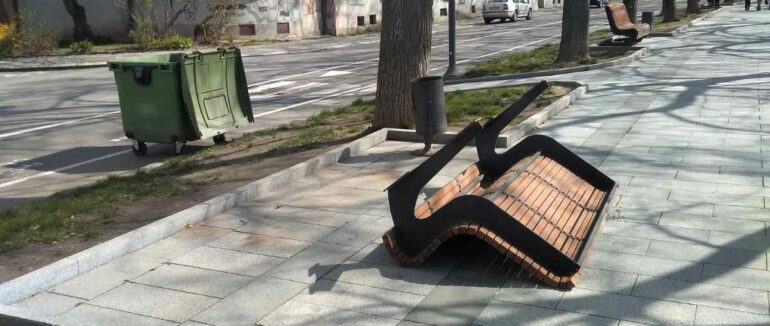 В Ужгороді шквальний вітер зніс на набережній лавицю (ФОТО)