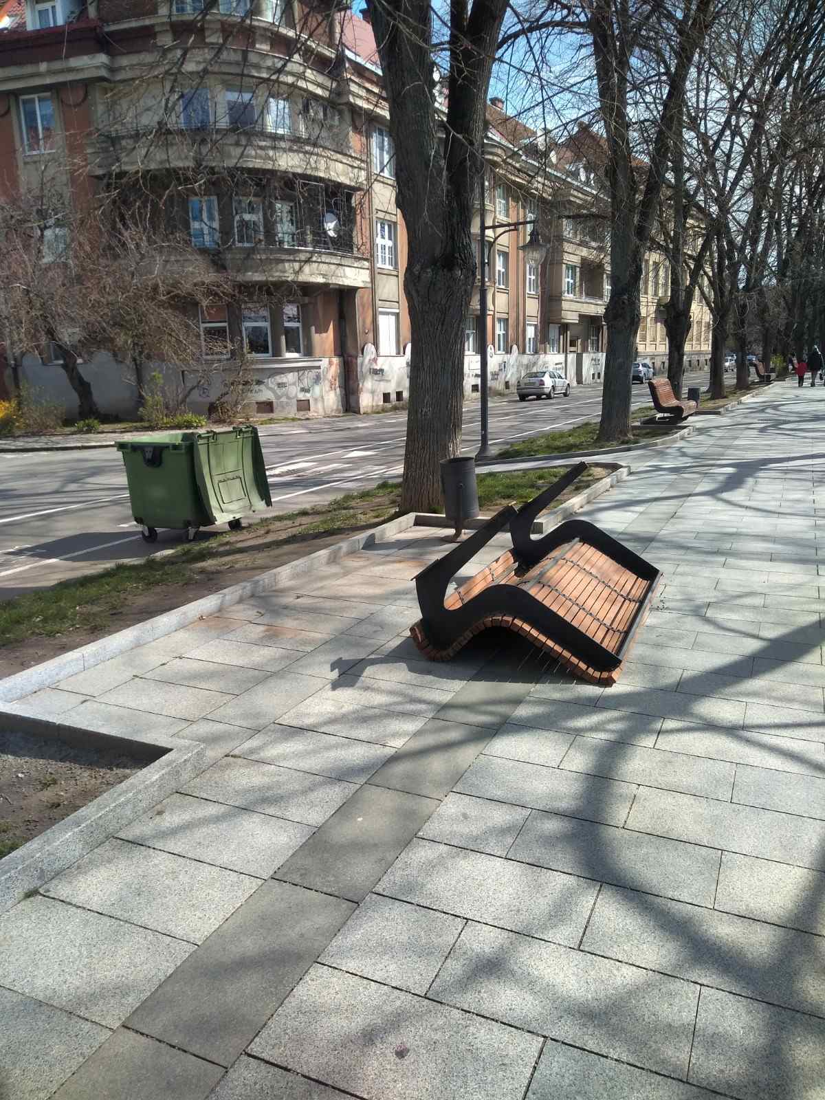 В Ужгороді шквальний вітер зніс на набережній лавицю (ФОТО)