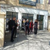 Скандинавською ходьбою вулицями міста: в Ужгороді відзначили Всесвітній День хвороби Паркінсона (ФОТО)