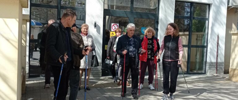 Скандинавською ходьбою вулицями міста: в Ужгороді відзначили Всесвітній День хвороби Паркінсона (ФОТО)