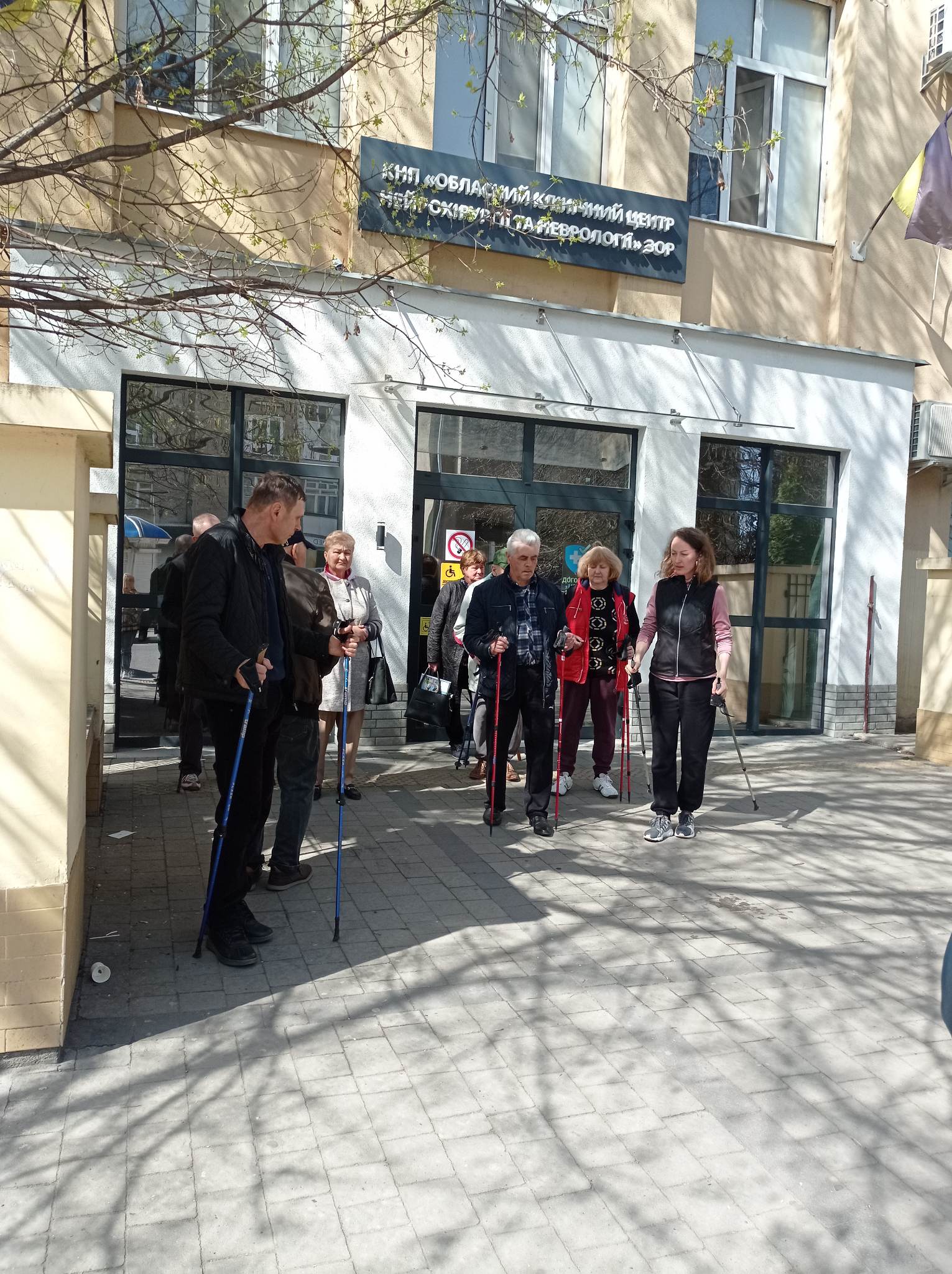 Скандинавською ходьбою вулицями міста: в Ужгороді відзначили Всесвітній День хвороби Паркінсона (ФОТО)