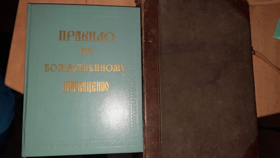 Стародруки на КПП "Ужгород": у "Мерседесі" знайшли книгу «Житія Святих» 1906 року (ФОТО)