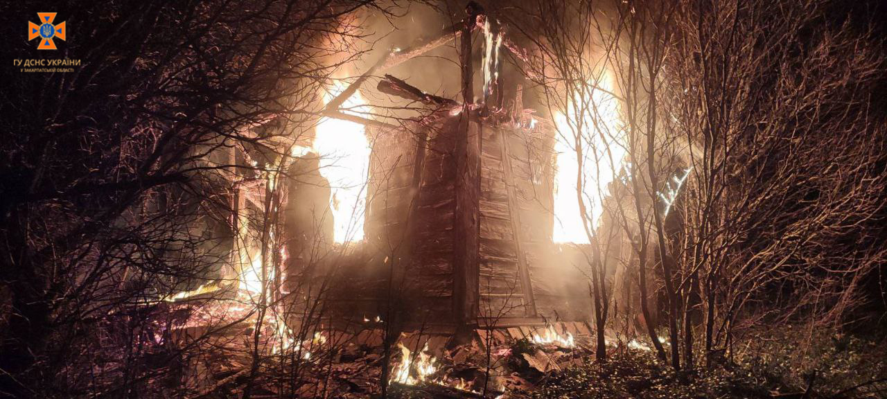 Вогонь приборкували дві години: на Рахівщині загорівся будинок в якому жили люди без домівки