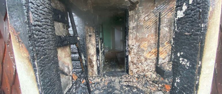 На Рахівщині вогонь охопив дерев’яний будиночок