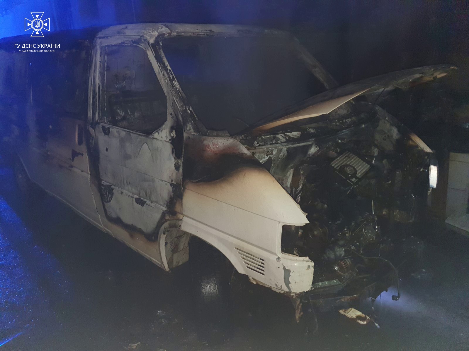 Рятувальники приїхали швидко: у виноградівця згоріла його автівка