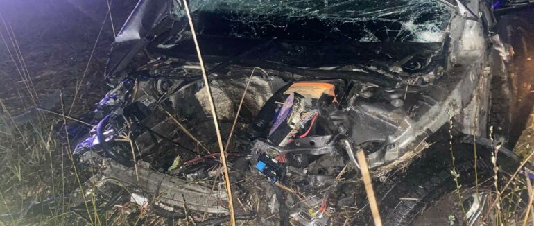 Перелетів через колію, з’їхав у кювет і зіткнувся з бетонним стовпом: у Хустському районі трапилася жахлива ДТП