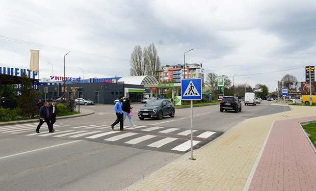 В Ужгороді встановили кілька підвищених пішохідних переходів