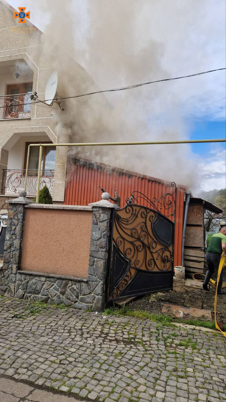 Збиралися пекти паски: на Мукачівщині зайнявся будинок